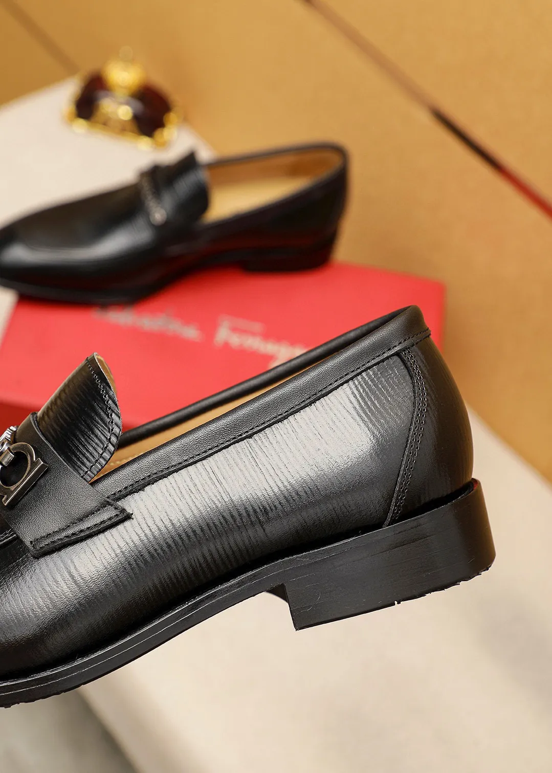 Men's shoes 💰460 💐 Product trademark: Ferragamo "Ferragamo" casual leather shoes Regular size: 38-44 (45.46🉑️customized) Product materials: Selected imported first-layer calfskin embossed upper + luxury hardware buckle, imported water-dyed cow leather lining. Strong three-dimensional visual effect, original outsole color: 1⃣️color optional